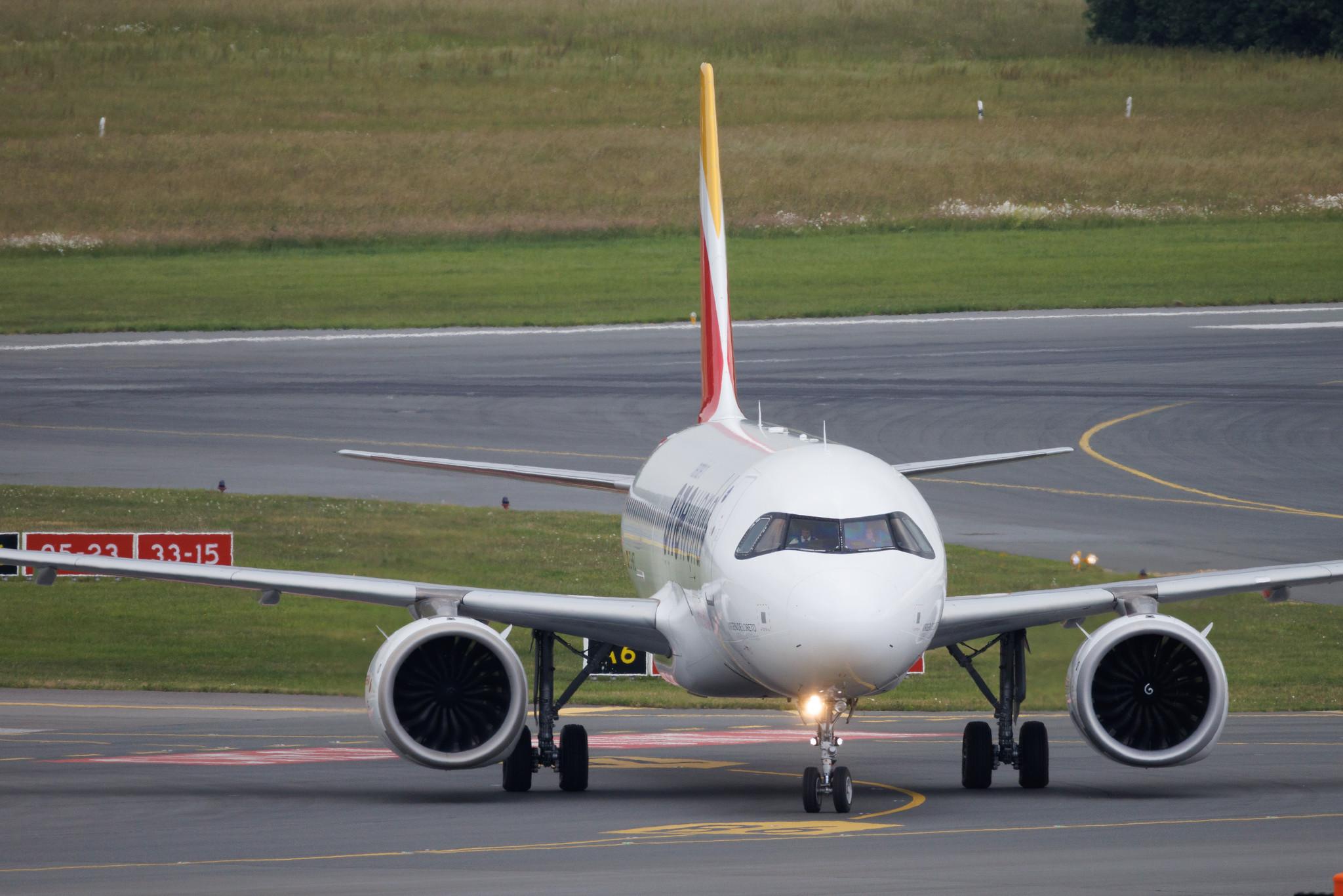 Hamburg Airport: Iberia (IB / IBE) | Livery: Oneworld Livery | Airbus A320-251N A20N | EC-NFZ | MSN 10002