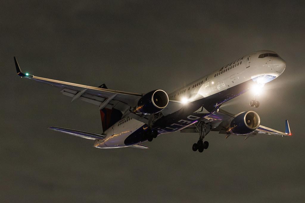 Los Angeles International Airport: Delta Air Lines (DL / DAL) | Boeing 757-232 B752 | N686DA | MSN 27589