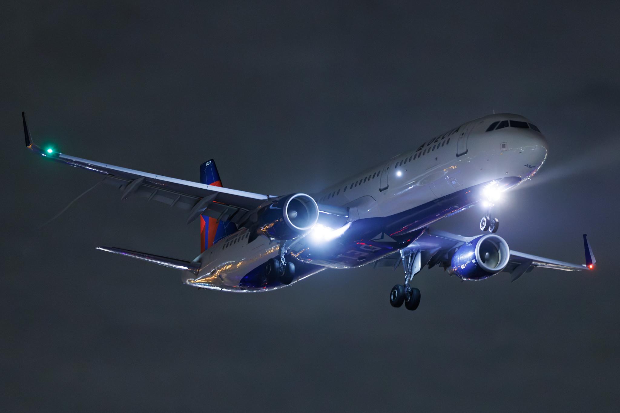 Los Angeles International Airport: Delta Air Lines (DL / DAL) | Airbus A321-211 A321 | N353DN | MSN 08322