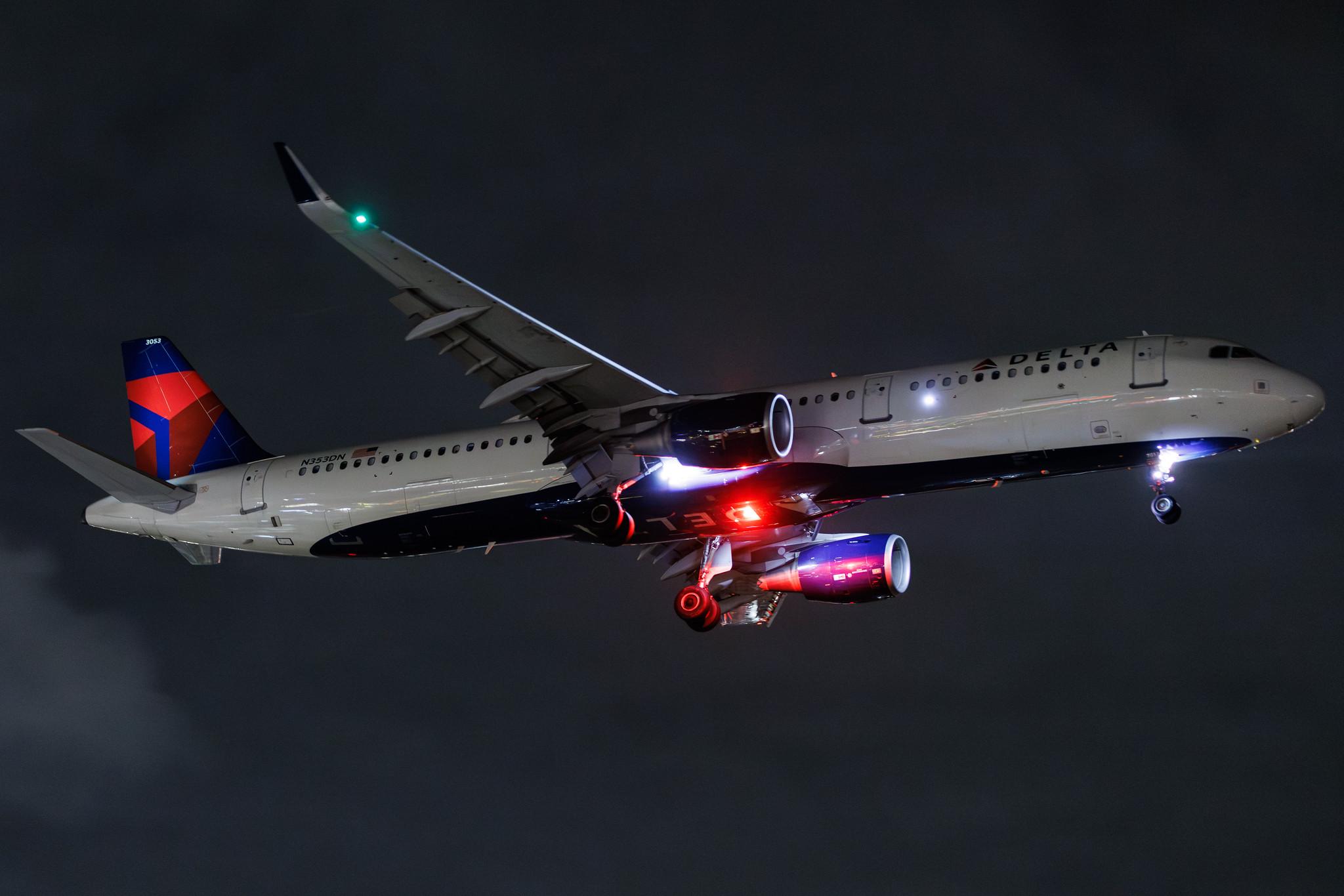 Los Angeles International Airport: Delta Air Lines (DL / DAL) | Airbus A321-211 A321 | N353DN | MSN 08322