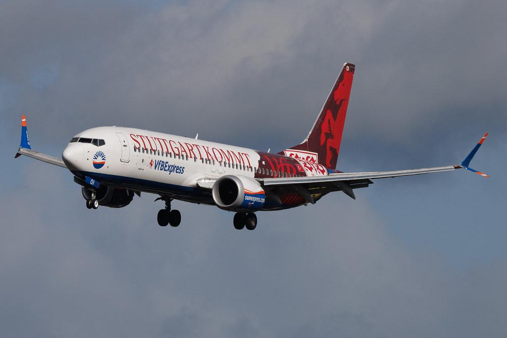 Hamburg Airport: SunExpress (XQ / SXS) | Livery: VfB Stuttgart Livery | Boeing 737 MAX 8 B38M | TC-SOI | MSN 61200