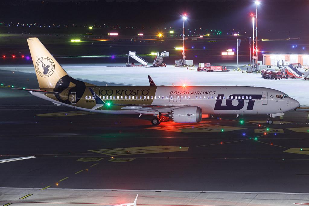 Hamburg Airport: LOT (LO / LOT) | Livery: 100 Years Krosno Glass Livery | Boeing 737 MAX 8 B38M | SP-LVK | MSN 43325