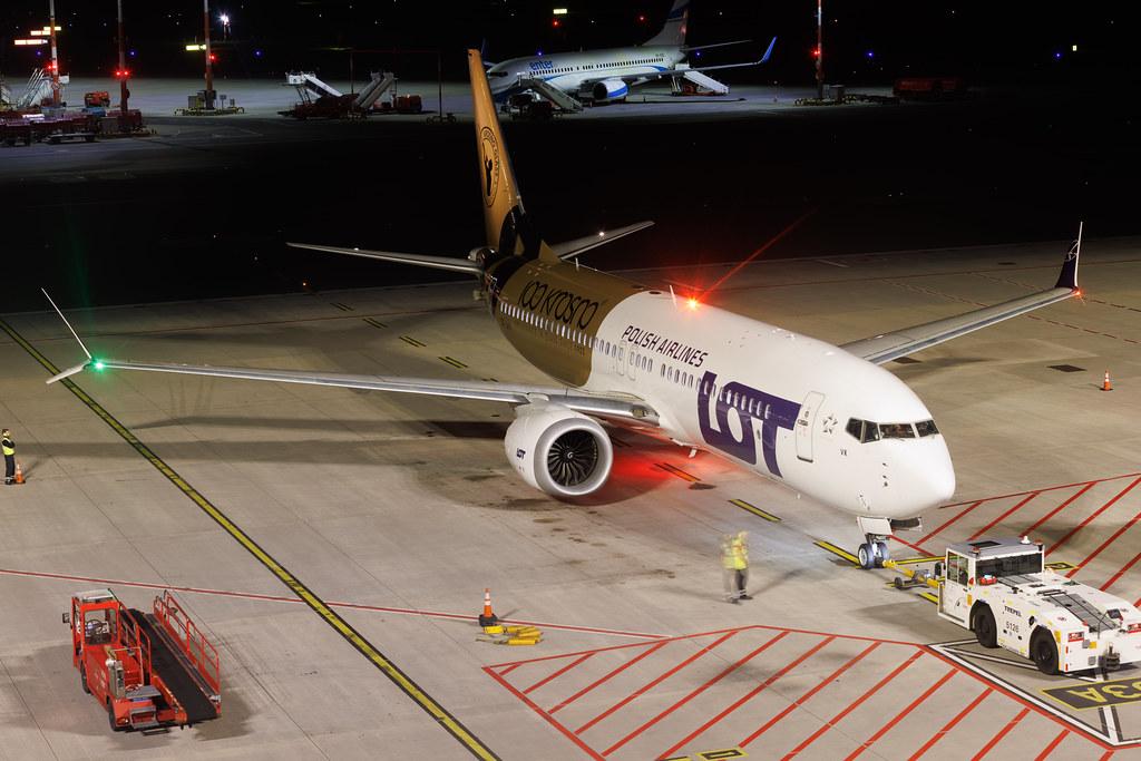 Hamburg Airport: LOT (LO / LOT) | Livery: 100 Years Krosno Glass Livery | Boeing 737 MAX 8 B38M | SP-LVK | MSN 43325